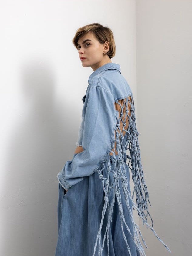 Denim cropped jacket με ανοιχτή πλάτη