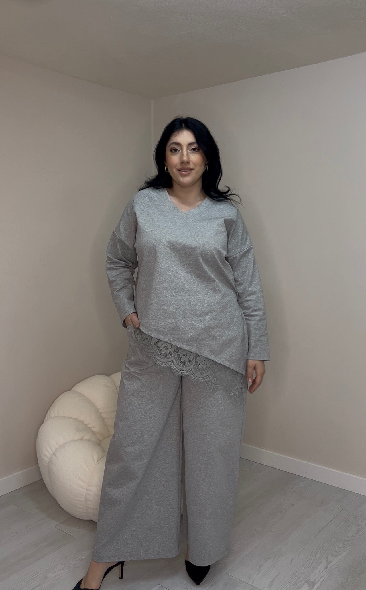 Σετ ποντοστόφας, ασύμμετρη μπλούζα με δαντέλα και παντελόνι σε ίσια γραμμή - Γκρι