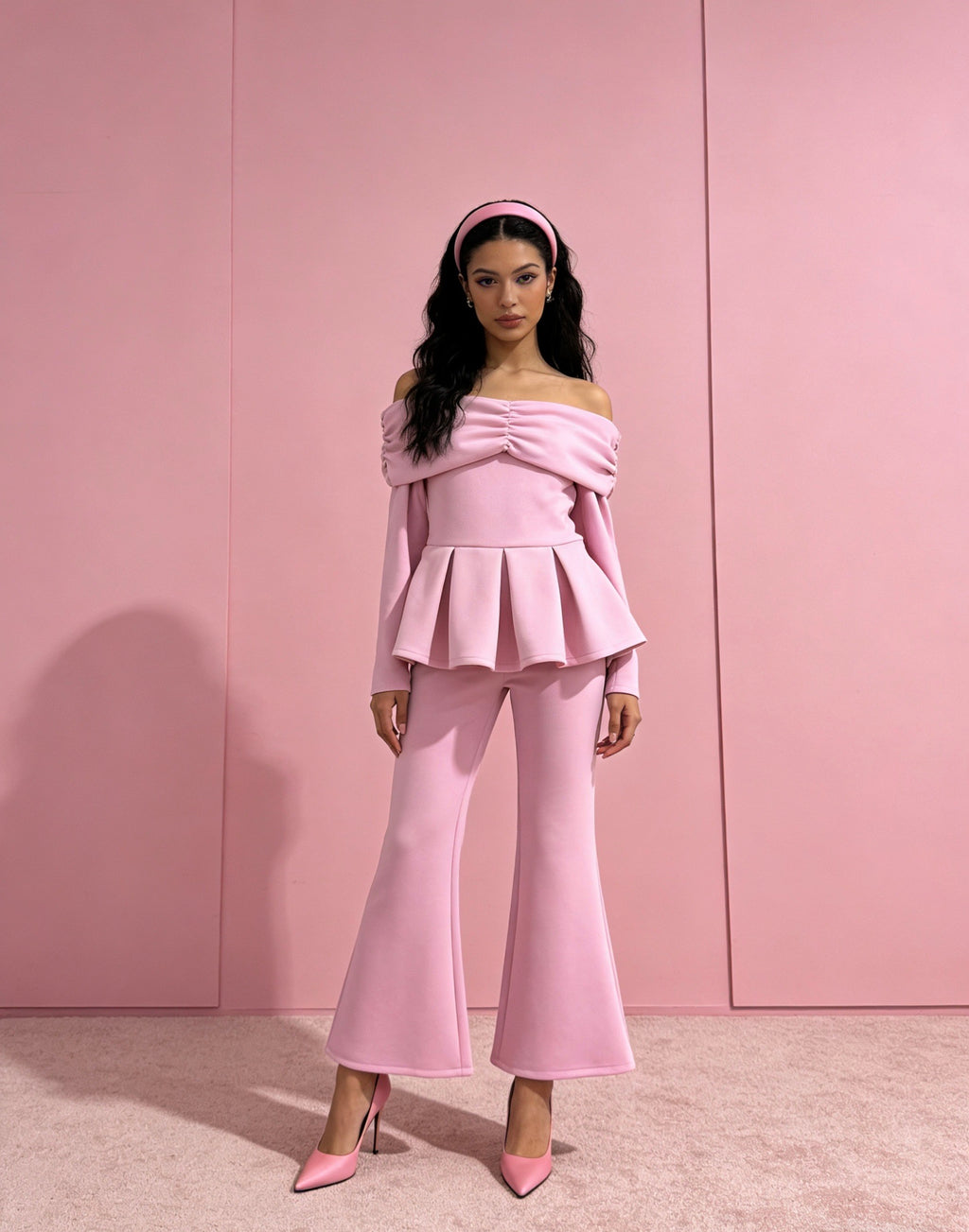 Σετ μπλούζα off-shoulder με βολάν και ψηλόμεσο παντελόνι καμπάνα - Ροζ