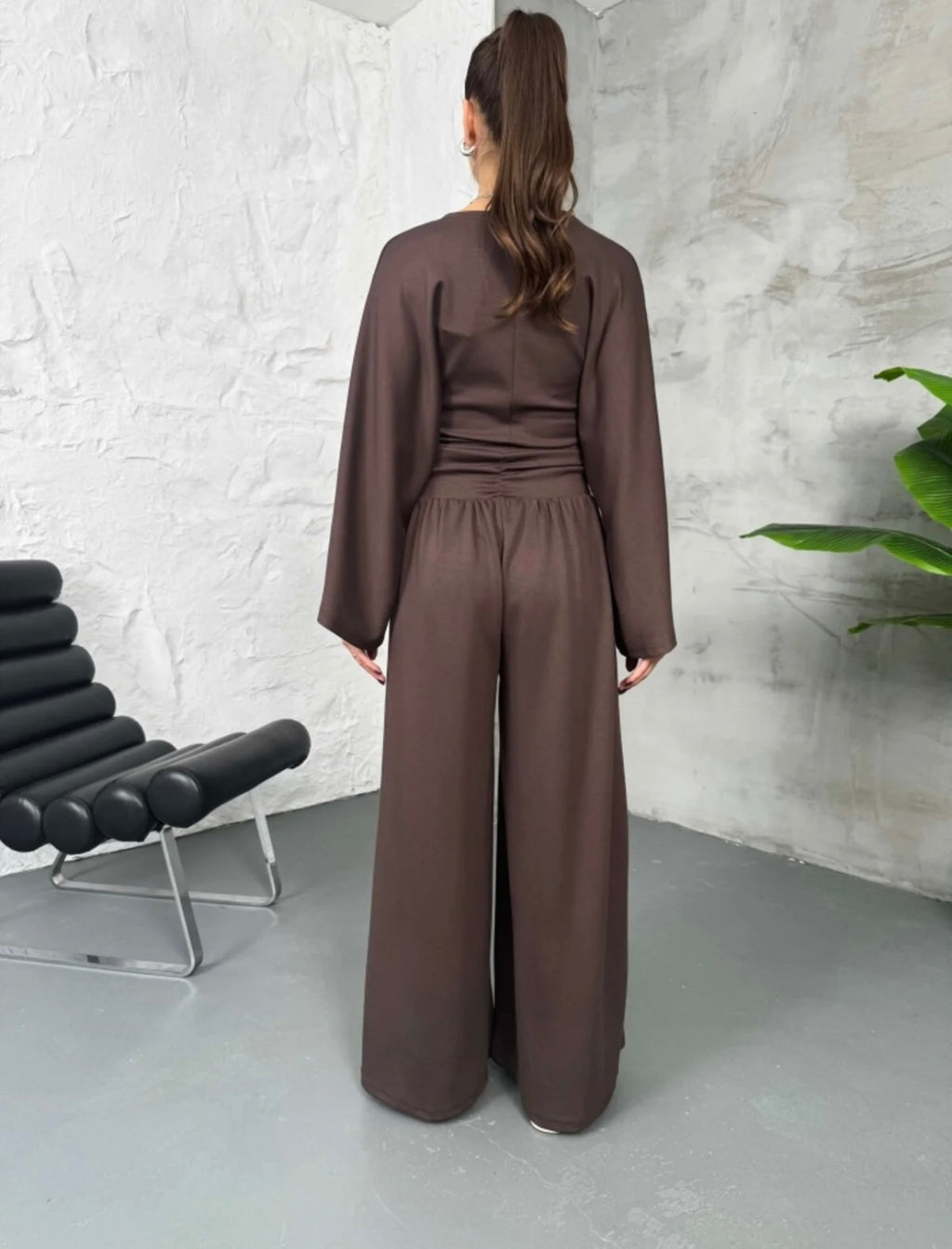 Σετ φόρμας φούτερ crop top και παντελόνι να σε φαρδιά γραμμή - Σοκολατί