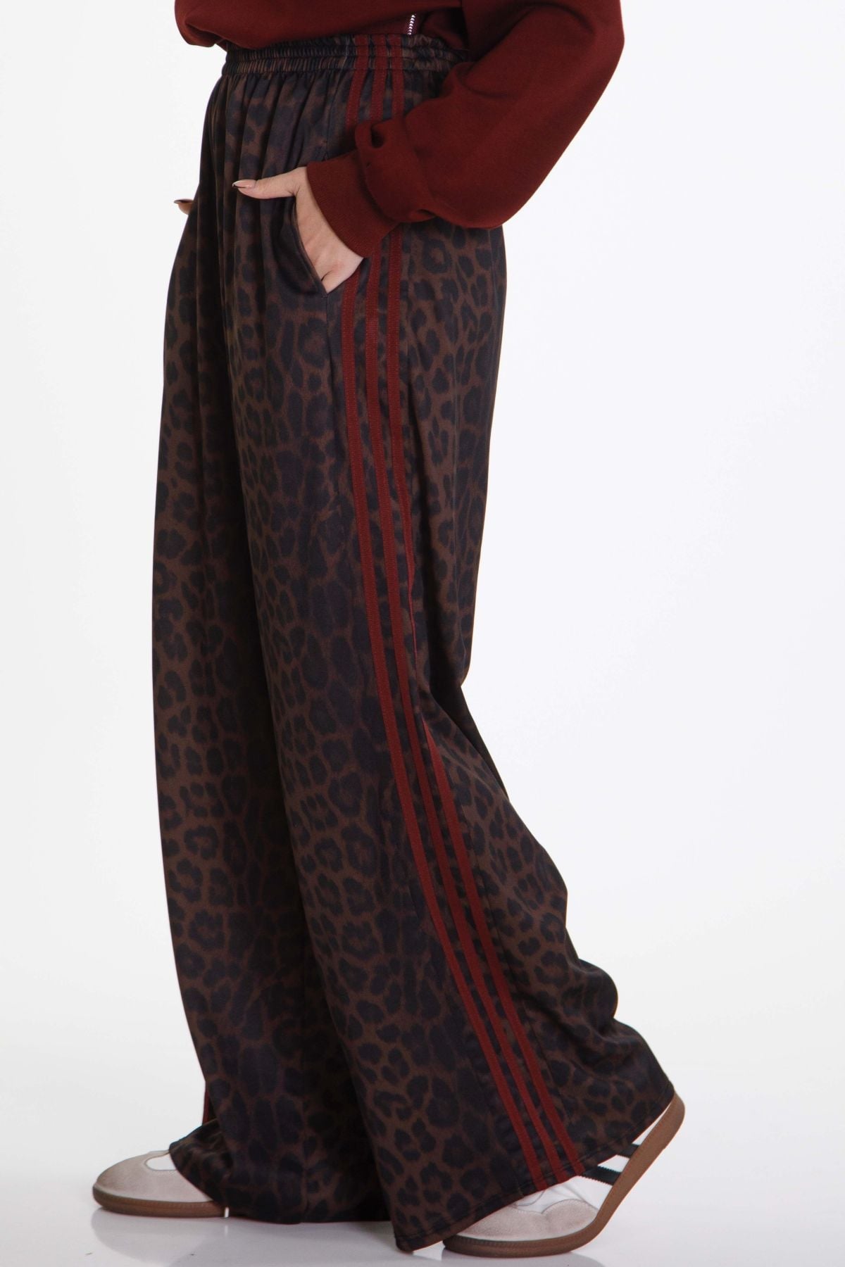 Animal print παντελόνα με μπορντό  ρίγες στο πλάι