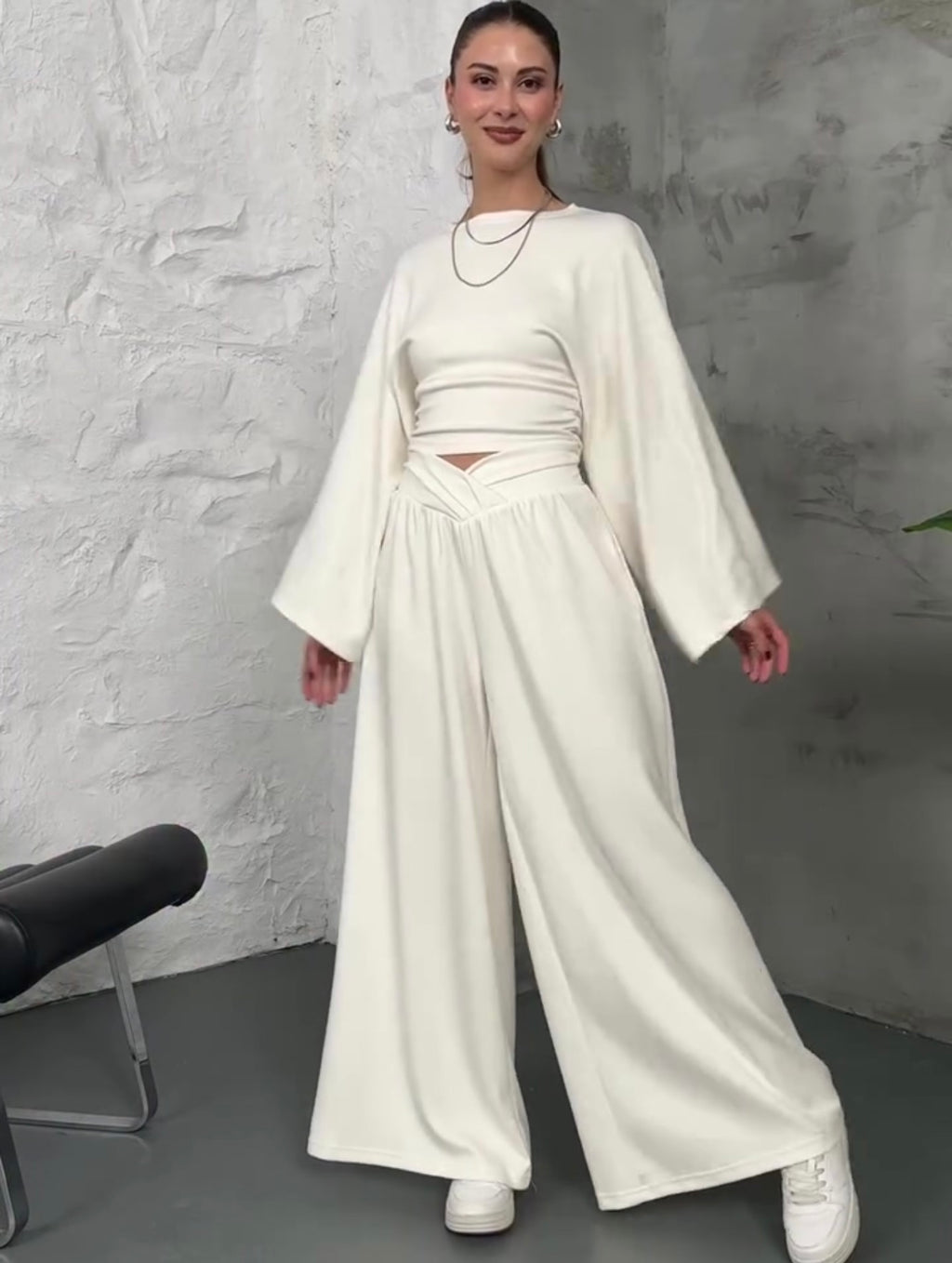 Σετ φόρμας φούτερ crop top και παντελόνι να σε φαρδιά γραμμή - Μπεζ