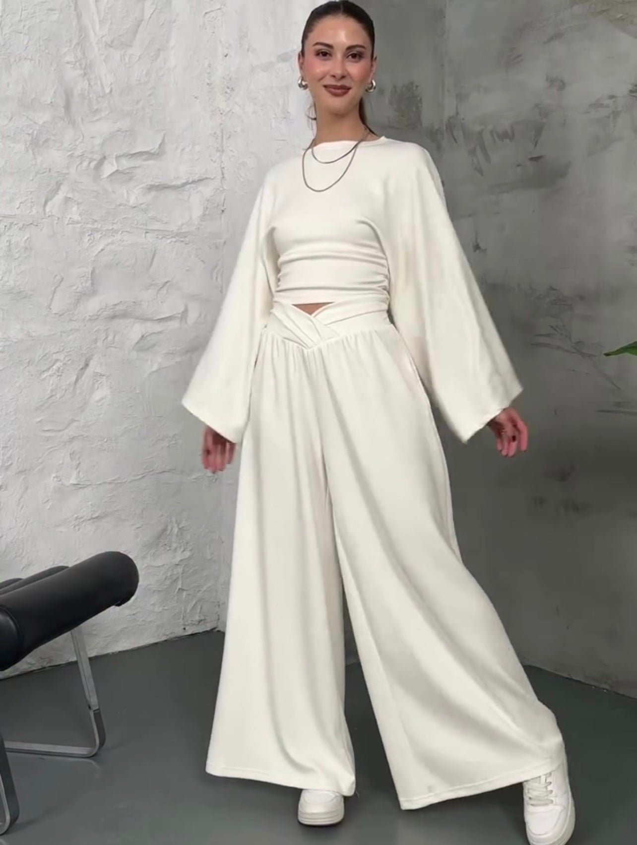 Σετ φόρμας φούτερ crop top και παντελόνι να σε φαρδιά γραμμή - Μπεζ