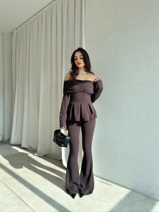 Σετ μπλούζα off-shoulder με βολάν και ψηλόμεσο παντελόνι καμπάνα - Σοκολατί