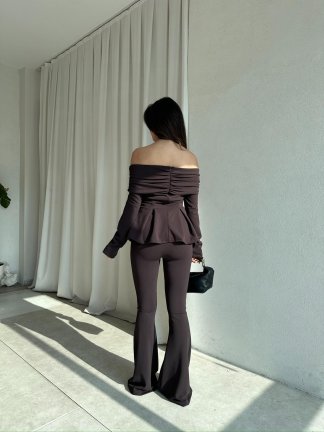 Σετ μπλούζα off-shoulder με βολάν και ψηλόμεσο παντελόνι καμπάνα - Σοκολατί