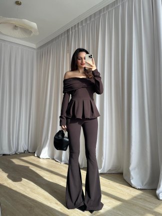Σετ μπλούζα off-shoulder με βολάν και ψηλόμεσο παντελόνι καμπάνα - Σοκολατί