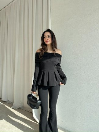 Σετ μπλούζα off-shoulder με βολάν και ψηλόμεσο παντελόνι καμπάνα - Μαύρο