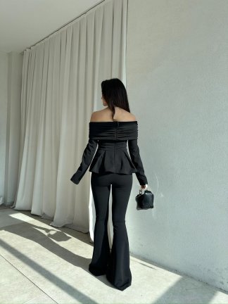 Σετ μπλούζα off-shoulder με βολάν και ψηλόμεσο παντελόνι καμπάνα - Μαύρο