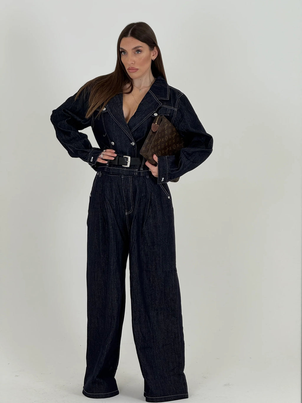 Σετ από μαλακό denim ύφασμα, cropped πανοφώρι με ζώνη και παντελόνι με κουμπί