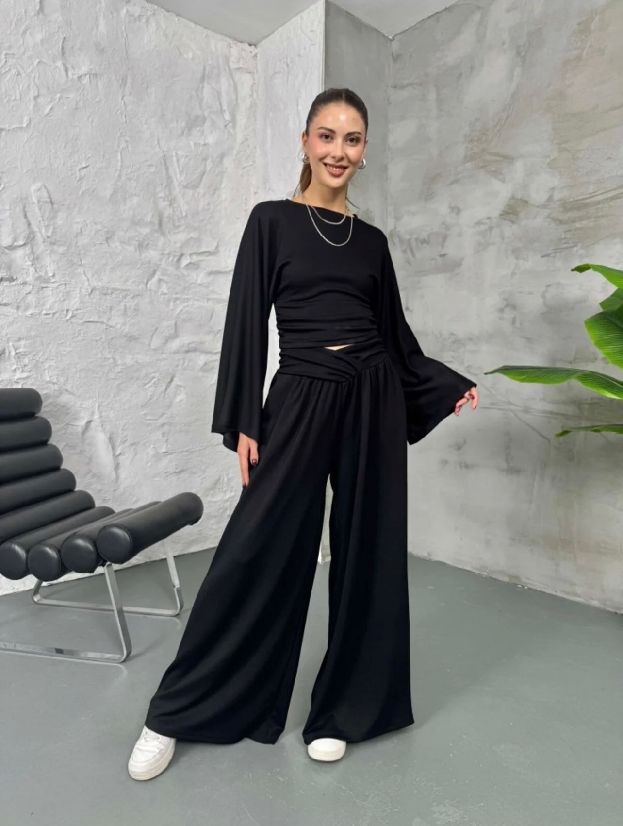 Σετ φόρμας φούτερ crop top και παντελόνι να σε φαρδιά γραμμή - Μαύρο