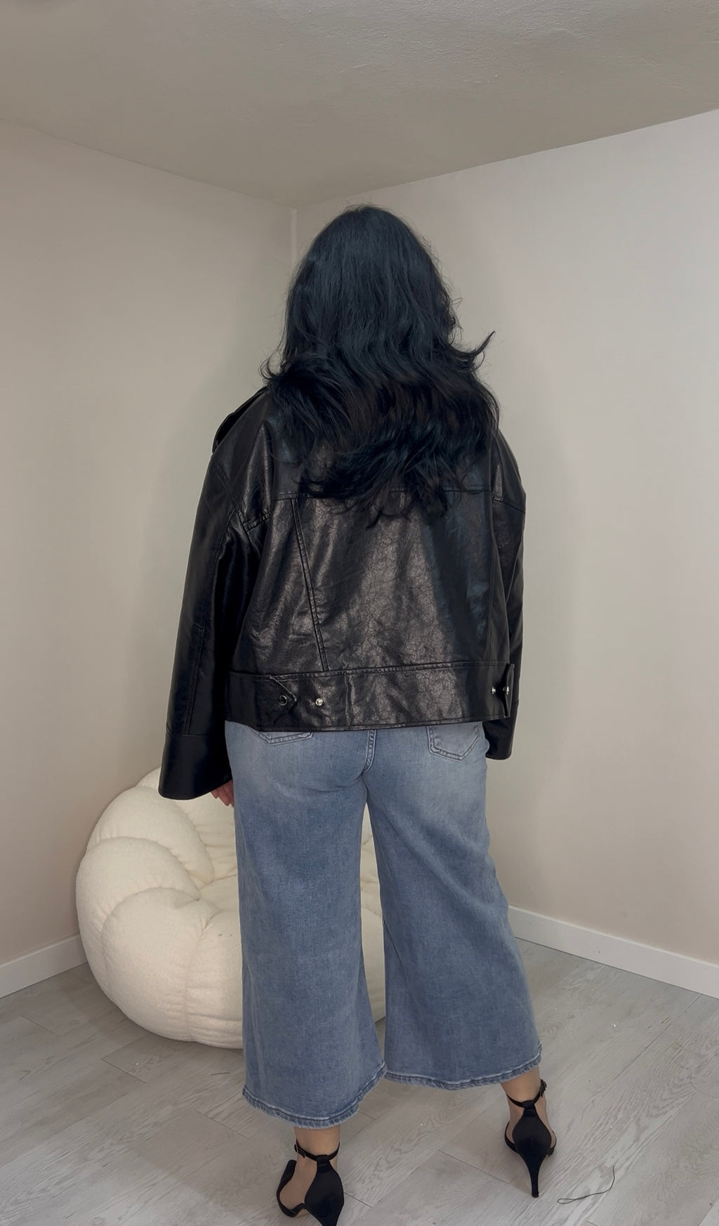 Oversized δερματίνη jacket με ασύμμετρο κλείσιμο - Μαύρο