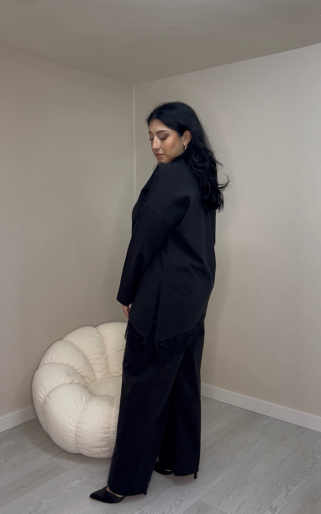 Σετ ποντοστόφας, ασύμμετρη μπλούζα με δαντέλα και παντελόνι σε ίσια γραμμή - Μαύρο