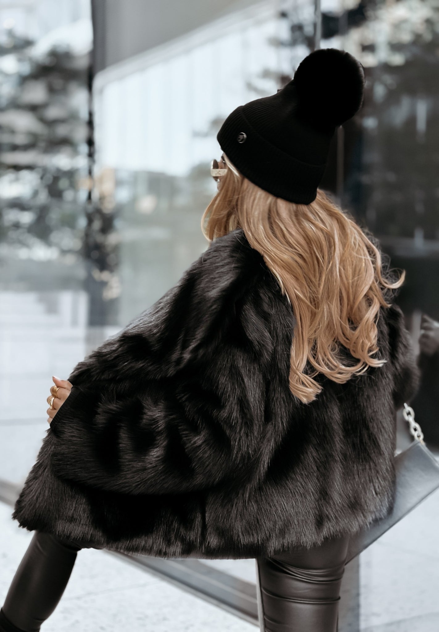 Oversized οικολογική γούνα με φαρδύ γιακά - Μαύρο