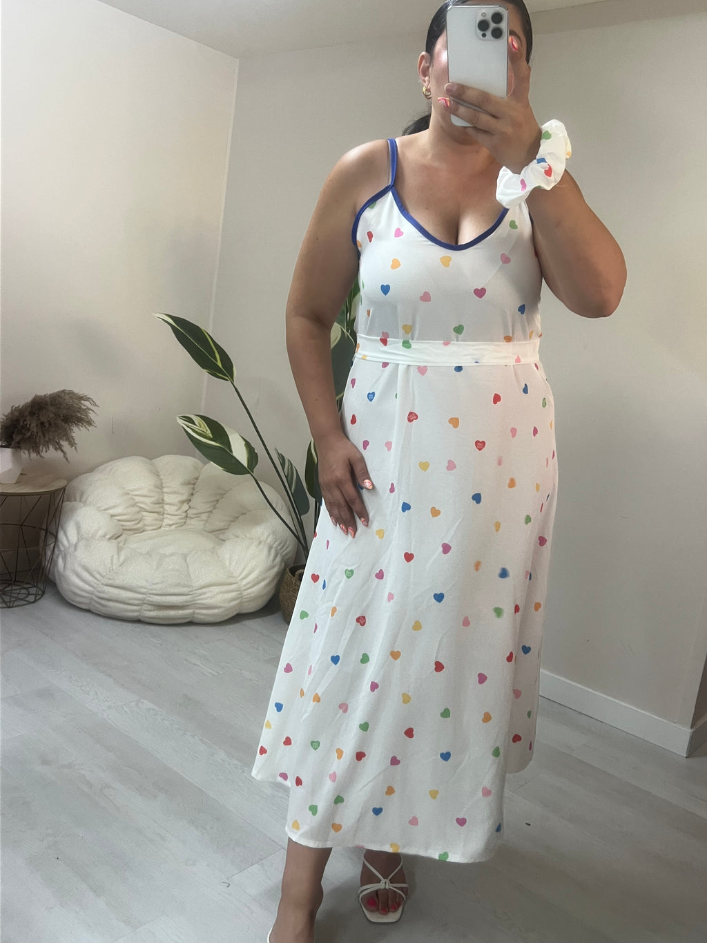Midi Φόρεμα με print, ζωνάκι μέσης και scrunchy - Λευκό με καρδιές