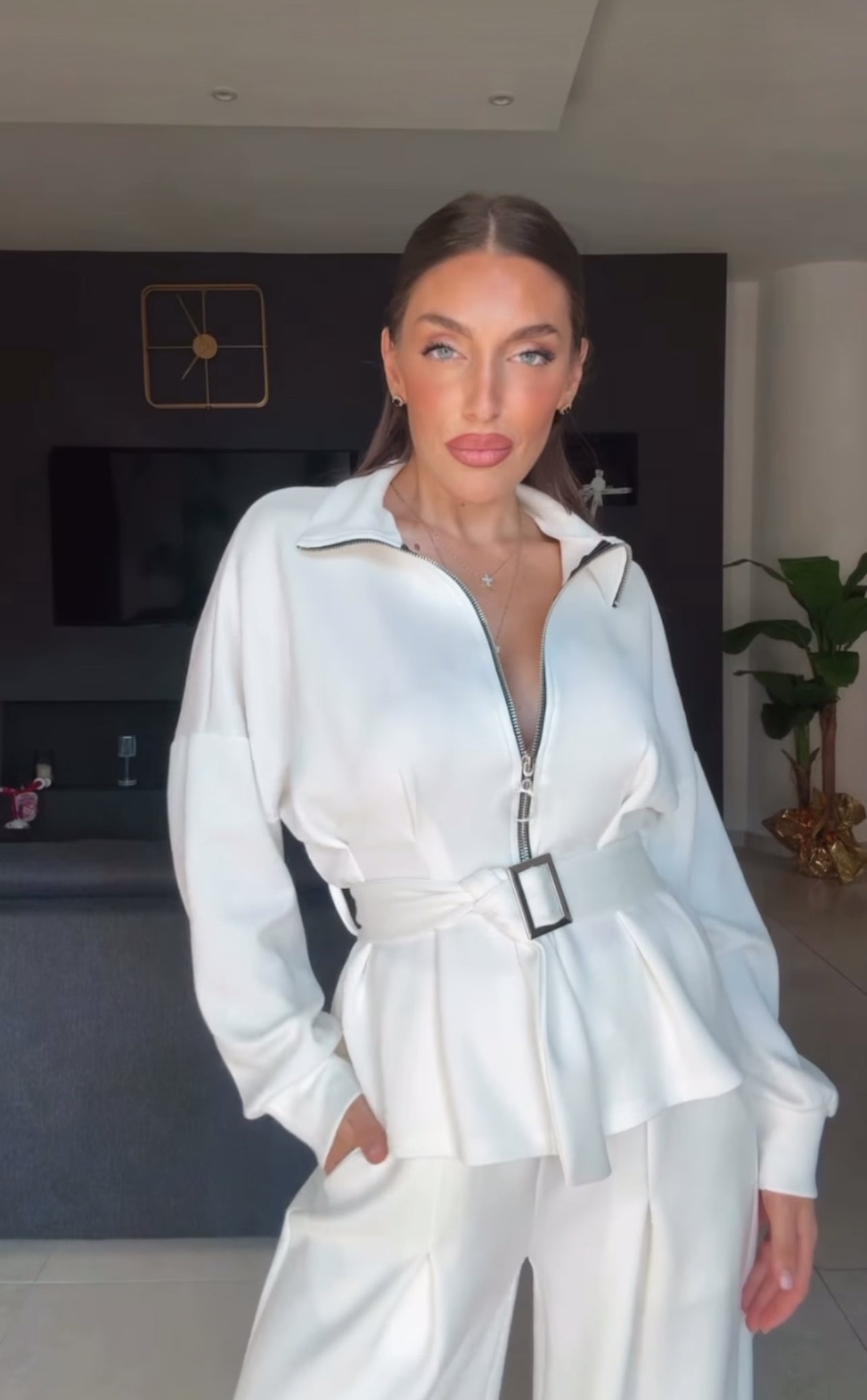 Σετ φόρμα, ζακέτα με ζώνη και παντελόνι σε φαρδιά γραμμή - Λευκό