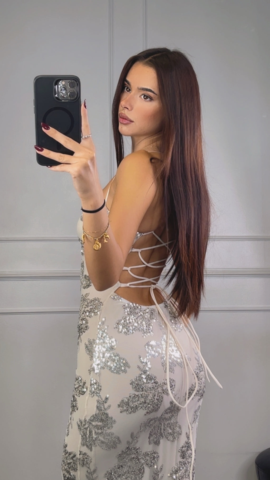 Maxi βραδινό φόρεμα με ανοιχτή πλάτη και λεπτομέρειες από παγιέτες - Λευκό