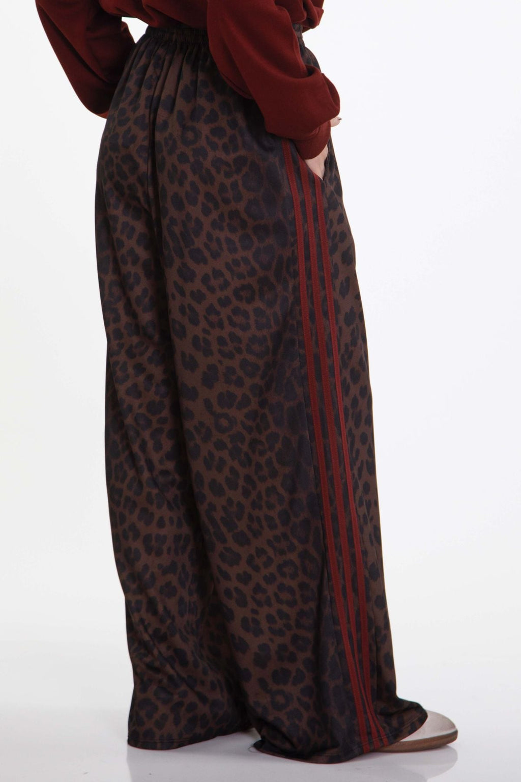 Animal print παντελόνα με μπορντό  ρίγες στο πλάι