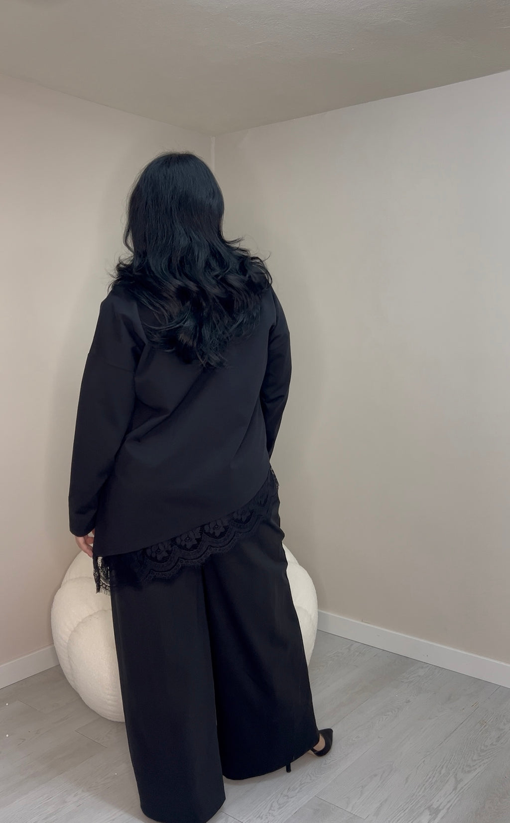 Σετ ποντοστόφας, ασύμμετρη μπλούζα με δαντέλα και παντελόνι σε ίσια γραμμή - Μαύρο