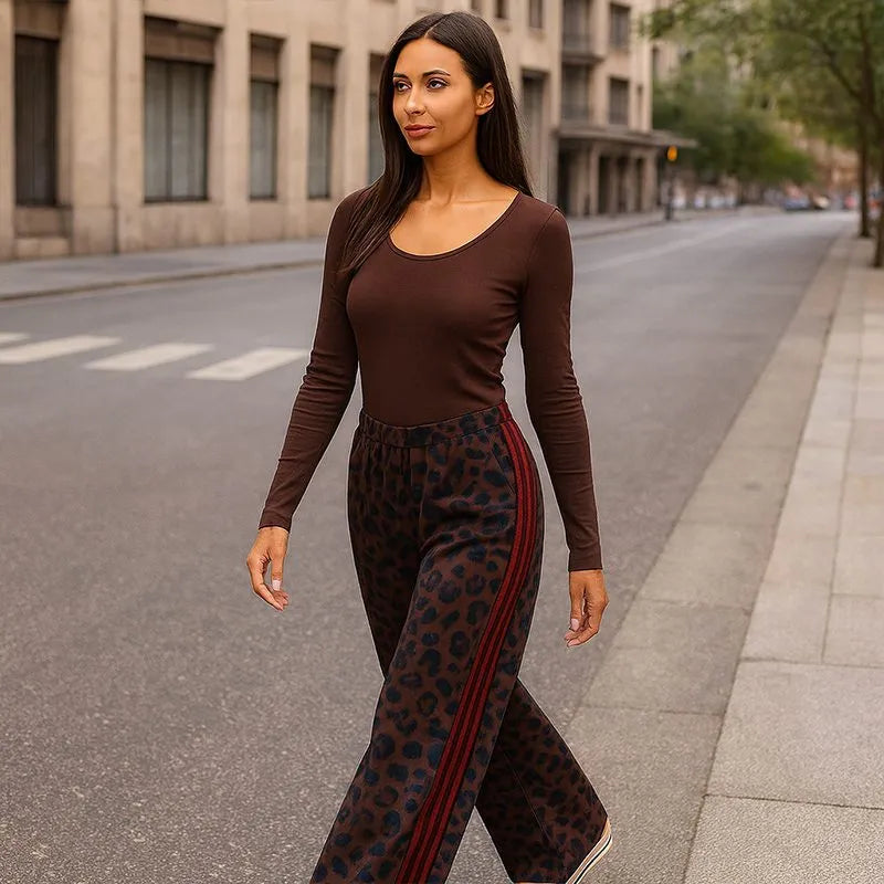 Animal print παντελόνα με μπορντό  ρίγες στο πλάι