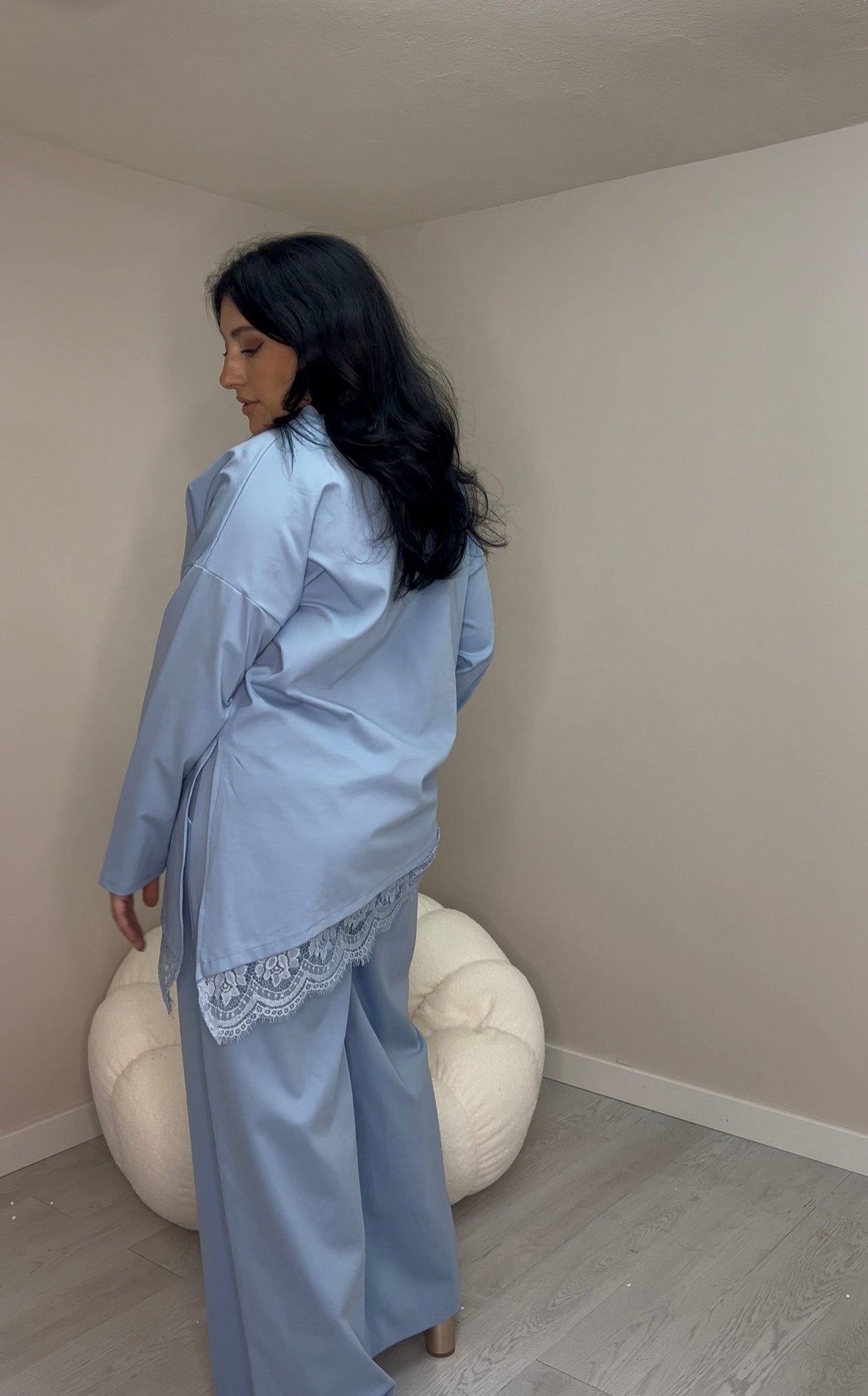 Σετ ποντοστόφας, ασύμμετρη μπλούζα με δαντέλα και παντελόνι σε ίσια γραμμή - Γαλάζιο