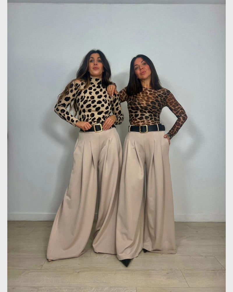 Ψηλόμεση παντελόνα σε φαρδιά γραμμή με πιέτες και ζώνη 
- Πούρο