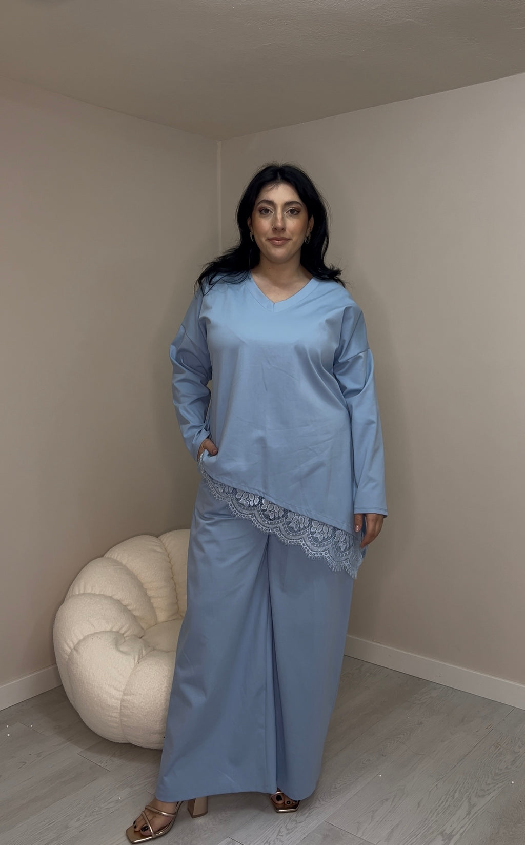 Σετ ποντοστόφας, ασύμμετρη μπλούζα με δαντέλα και παντελόνι σε ίσια γραμμή - Γαλάζιο