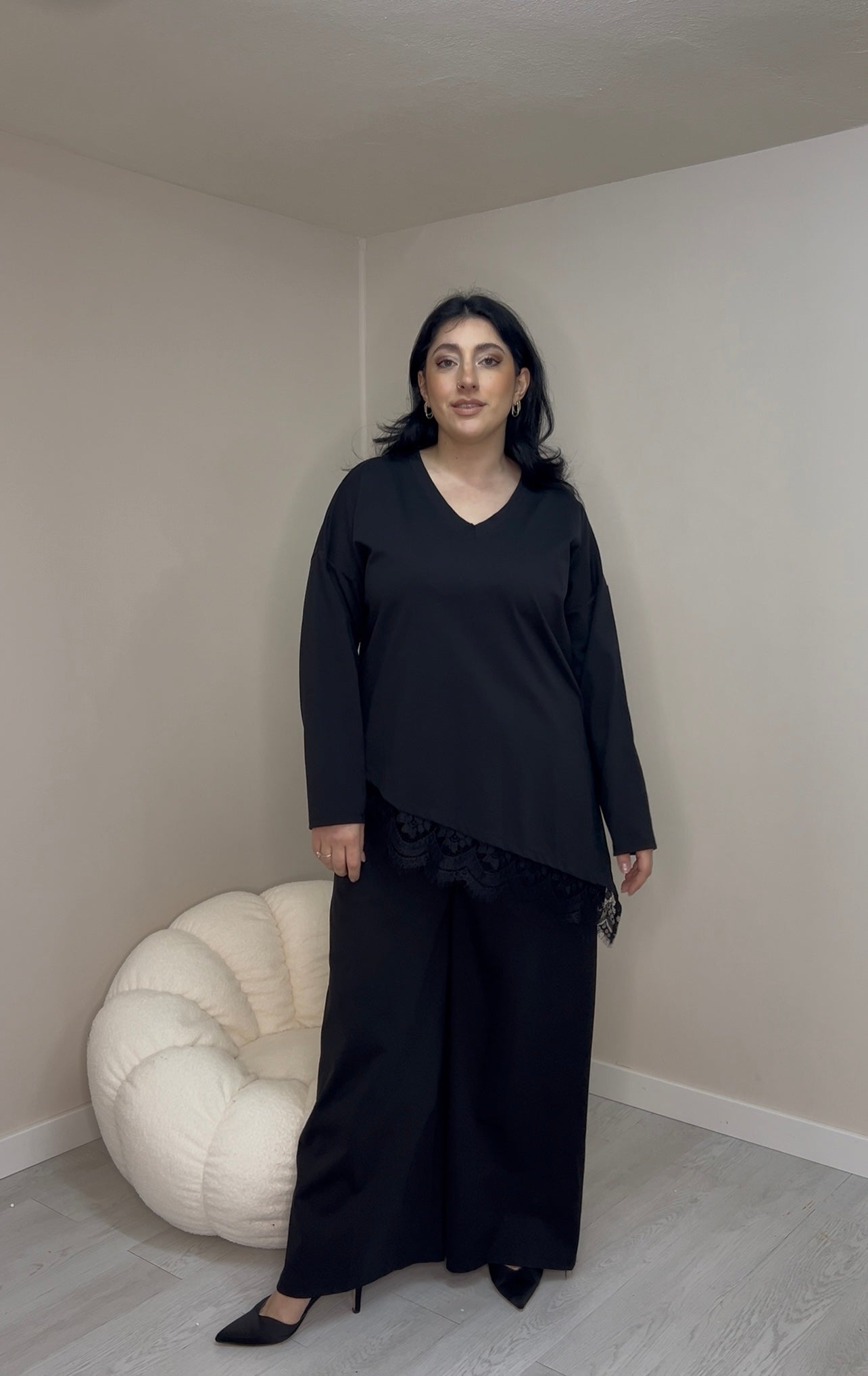 Σετ ποντοστόφας, ασύμμετρη μπλούζα με δαντέλα και παντελόνι σε ίσια γραμμή - Μαύρο