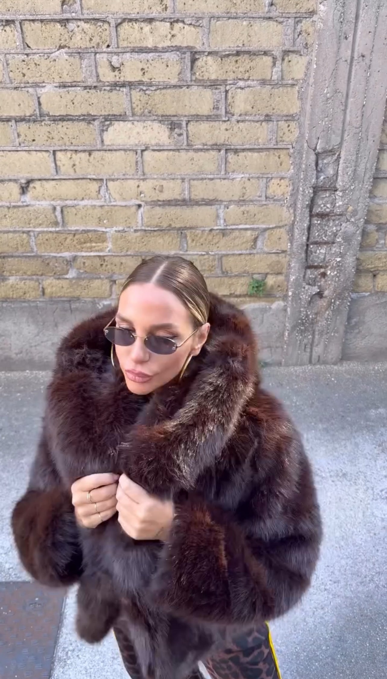 Oversized γούνα με κουκούλα - Σκολατί