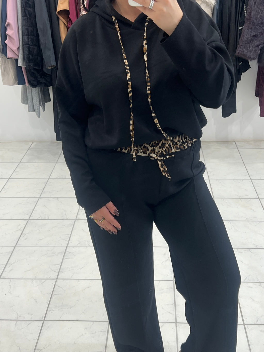 Σετ φούτερ με κουκούλα και παντελόνι με λάστιχο και leopard λεπτομέρειες - Μαύρο