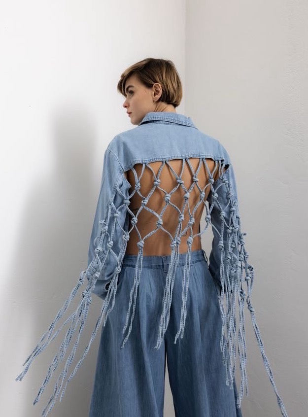 Denim cropped jacket με ανοιχτή πλάτη