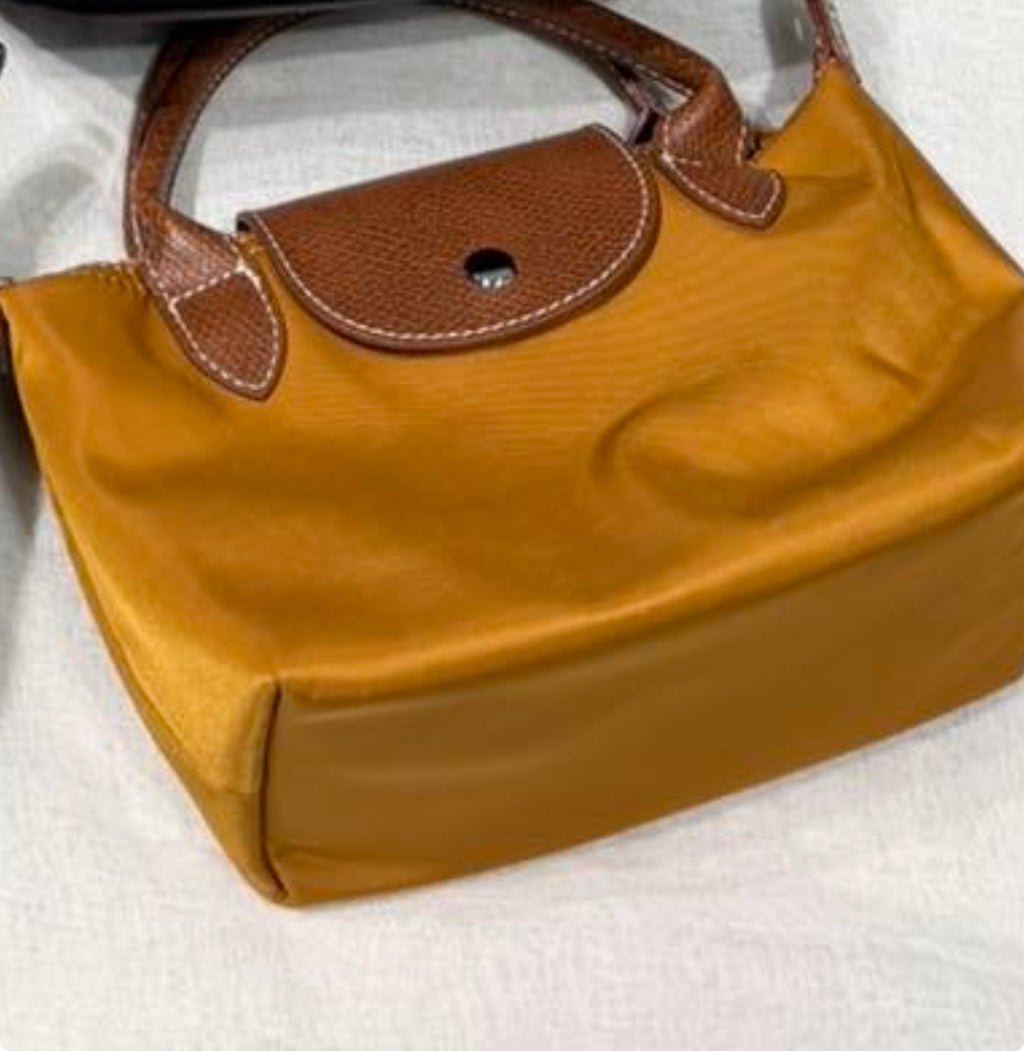 Μίνι τσαντάκι ώμου με χειρολαβή και ρυθμιζόμενο λουράκι