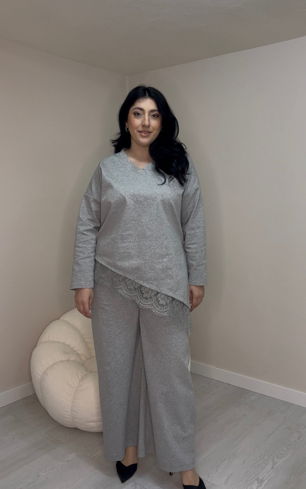 Σετ ποντοστόφας, ασύμμετρη μπλούζα με δαντέλα και παντελόνι σε ίσια γραμμή - Γκρι