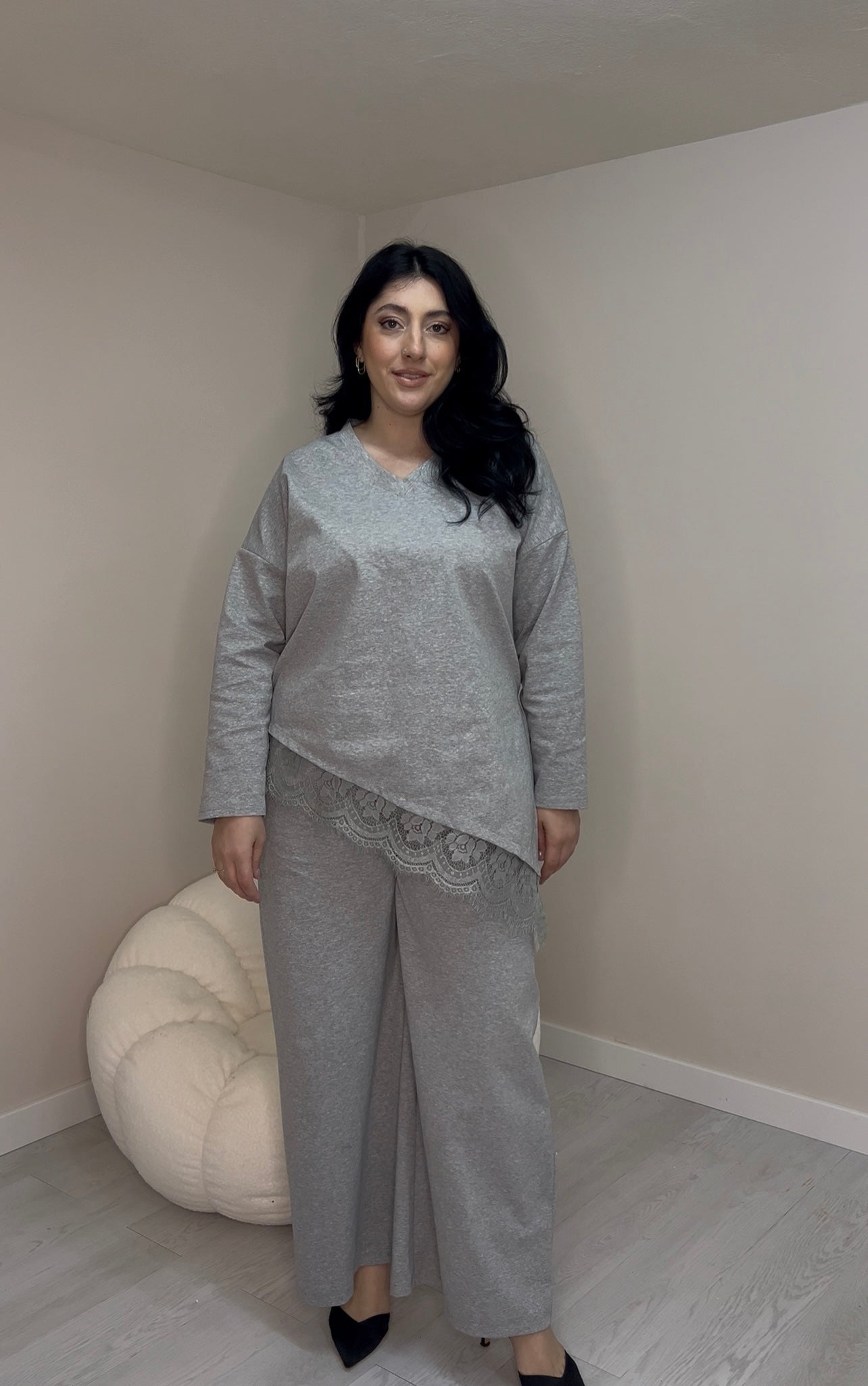 Σετ ποντοστόφας, ασύμμετρη μπλούζα με δαντέλα και παντελόνι σε ίσια γραμμή - Γκρι