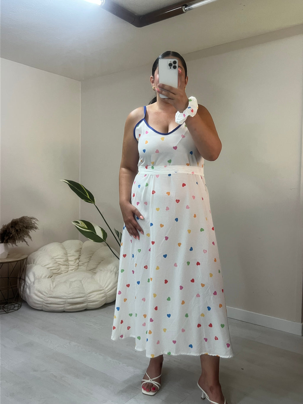 Midi Φόρεμα με print, ζωνάκι μέσης και scrunchy - Λευκό με καρδιές