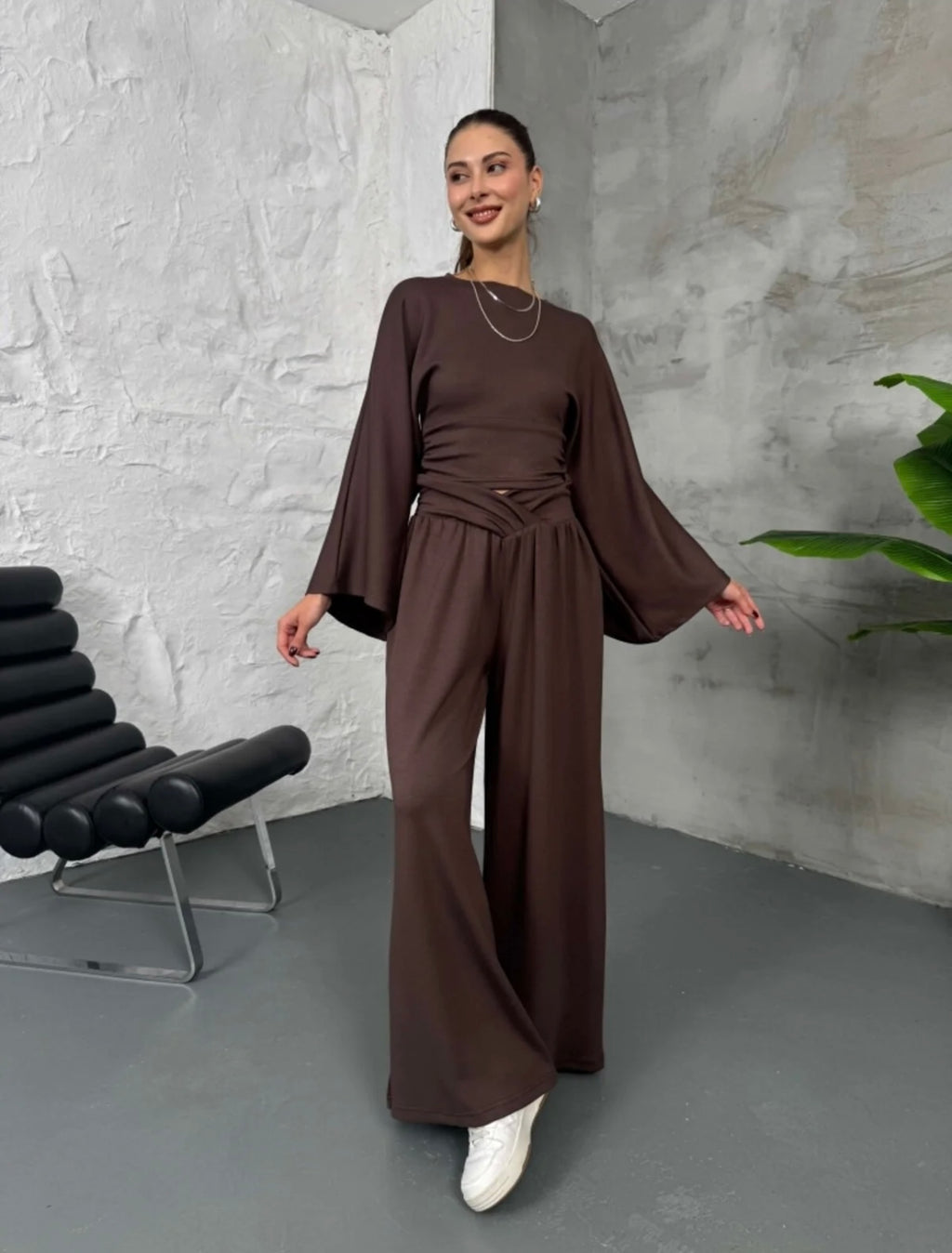 Σετ φόρμας φούτερ crop top και παντελόνι να σε φαρδιά γραμμή - Σοκολατί