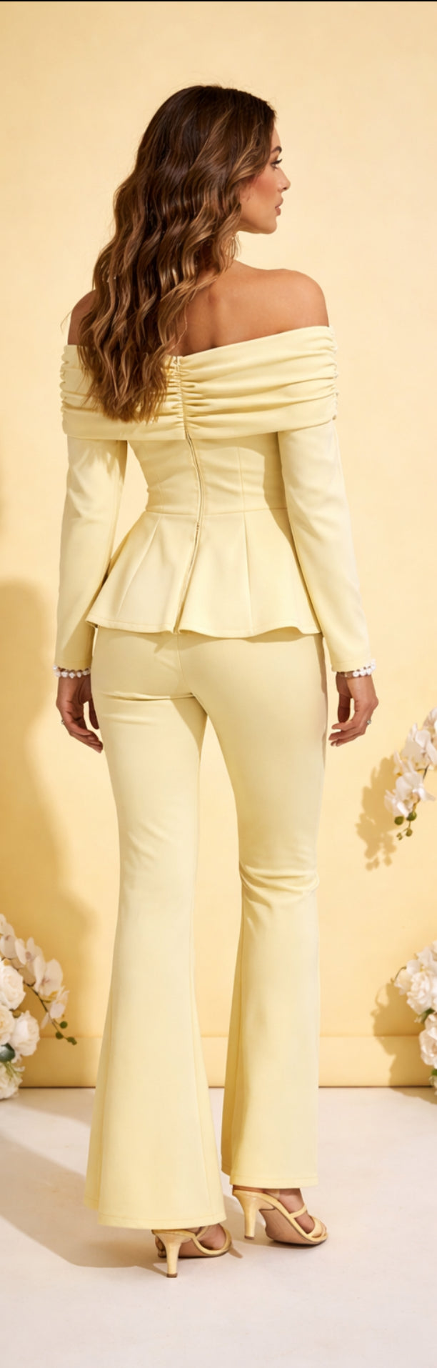 Σετ μπλούζα off-shoulder με βολάν και ψηλόμεσο παντελόνι καμπάνα - Κίτρινο