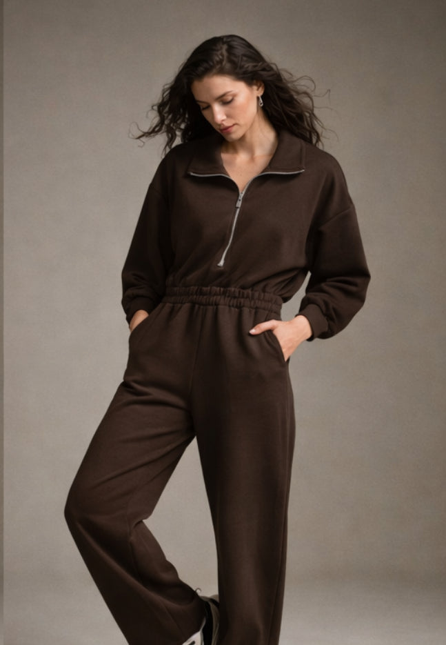 Ολόσωμη φόρμα φούτερ με φερμουάρ και πλαϊνές τσέπες – Σοκολατί