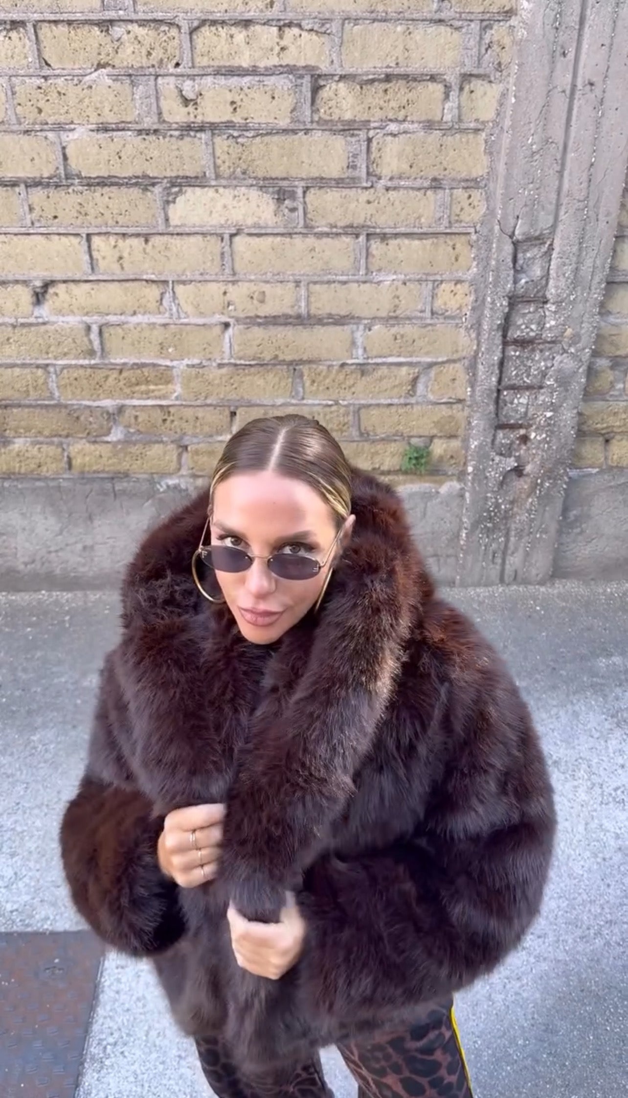 Oversized γούνα με κουκούλα - Σκολατί