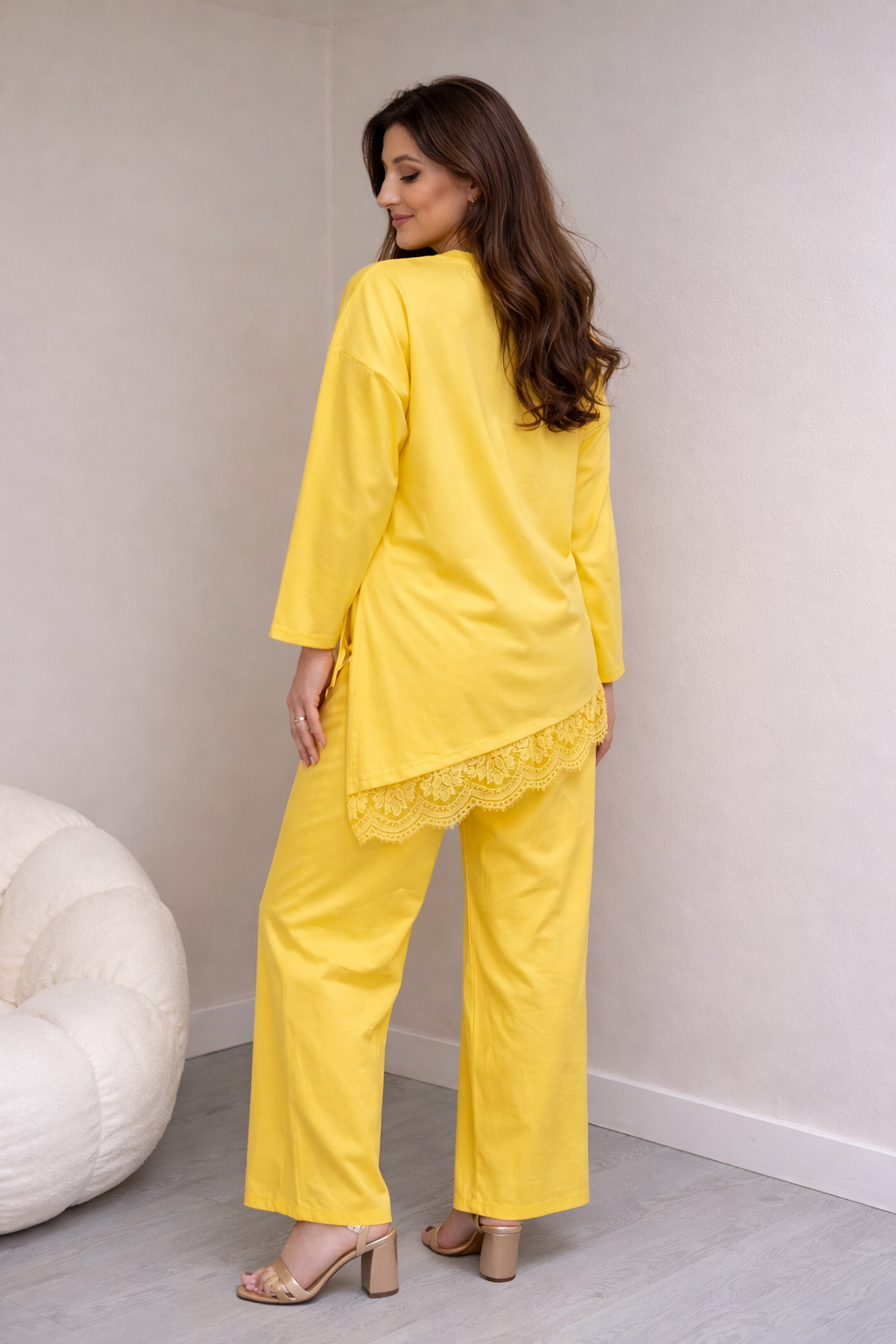 Σετ ποντοστόφας, ασύμμετρη μπλούζα με δαντέλα και παντελόνι σε ίσια γραμμή - Κίτρινο