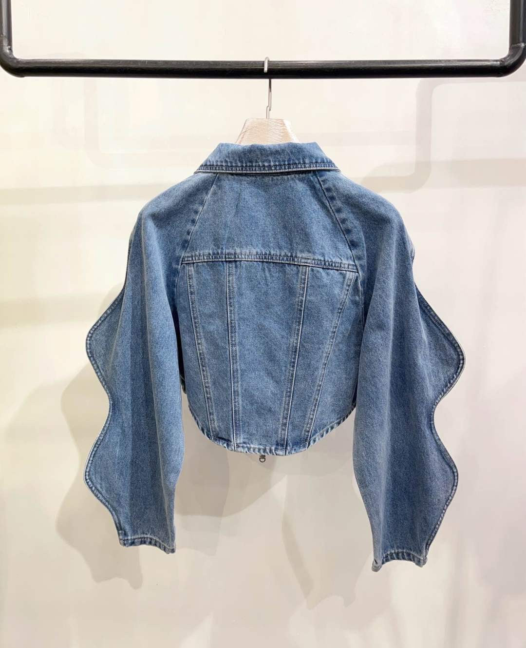 Denim cropped jacket με ιδιαίτερα μανίκια