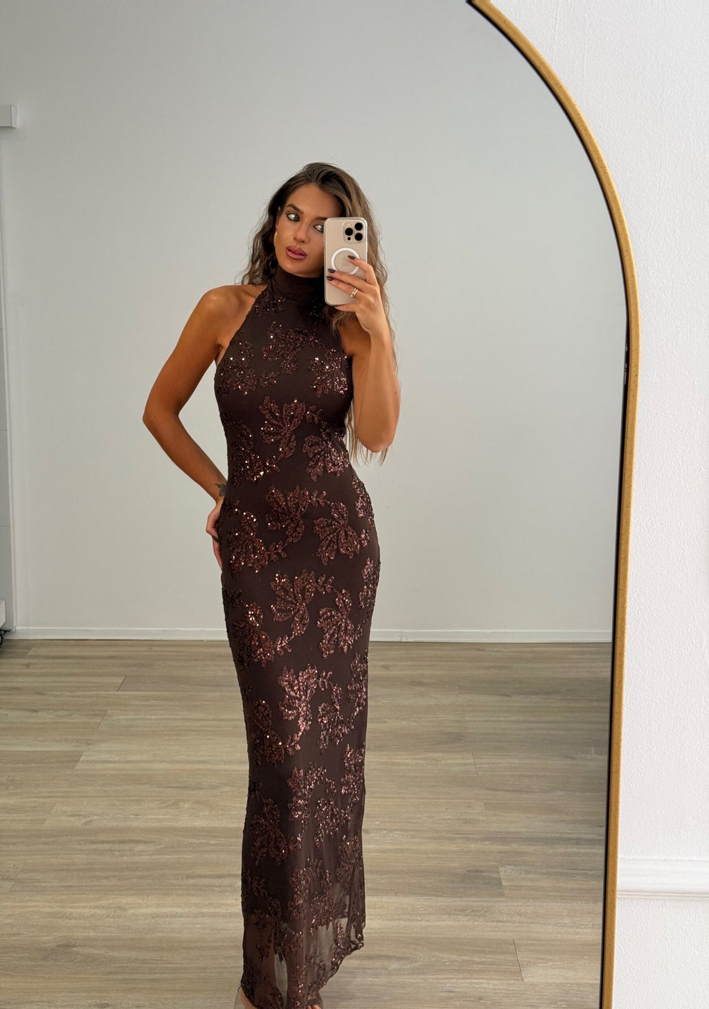 Μάξι εφαρμοστό φόρεμα με λεπτομέρειες από παγιέτα - Σοκολατί