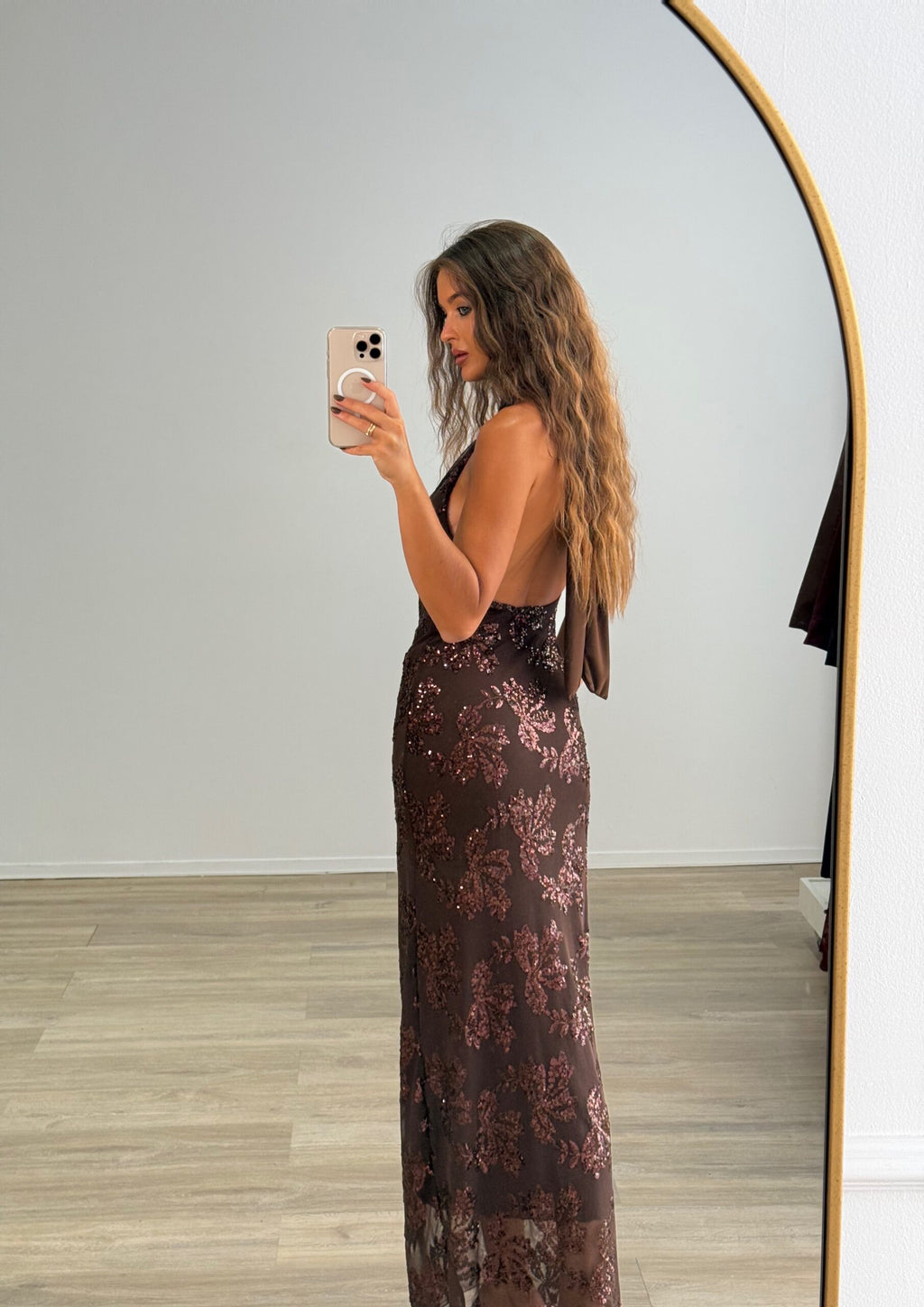 Μάξι εφαρμοστό φόρεμα με λεπτομέρειες από παγιέτα - Σοκολατί