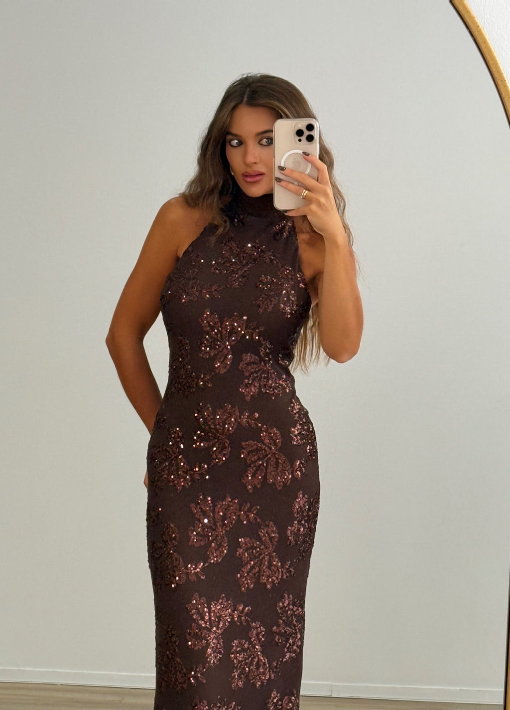Μάξι εφαρμοστό φόρεμα με λεπτομέρειες από παγιέτα - Σοκολατί