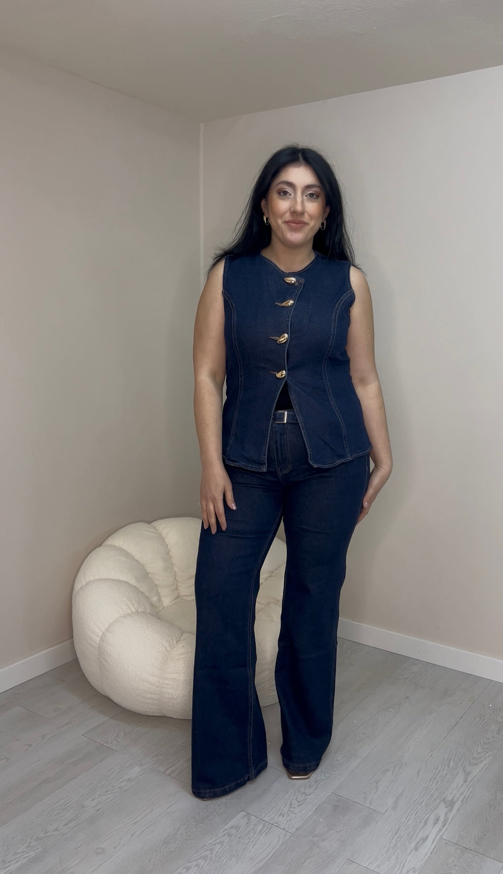 Denim set γιλέκο με ιδιαίτερα χρυσά κουμπιά και παντελόνι σε ίσια γραμμή - Μπλε