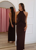 Maxi φόρεμα με halter λαιμόκοψη και ανοιχτή πλάτη - Σοκολατί