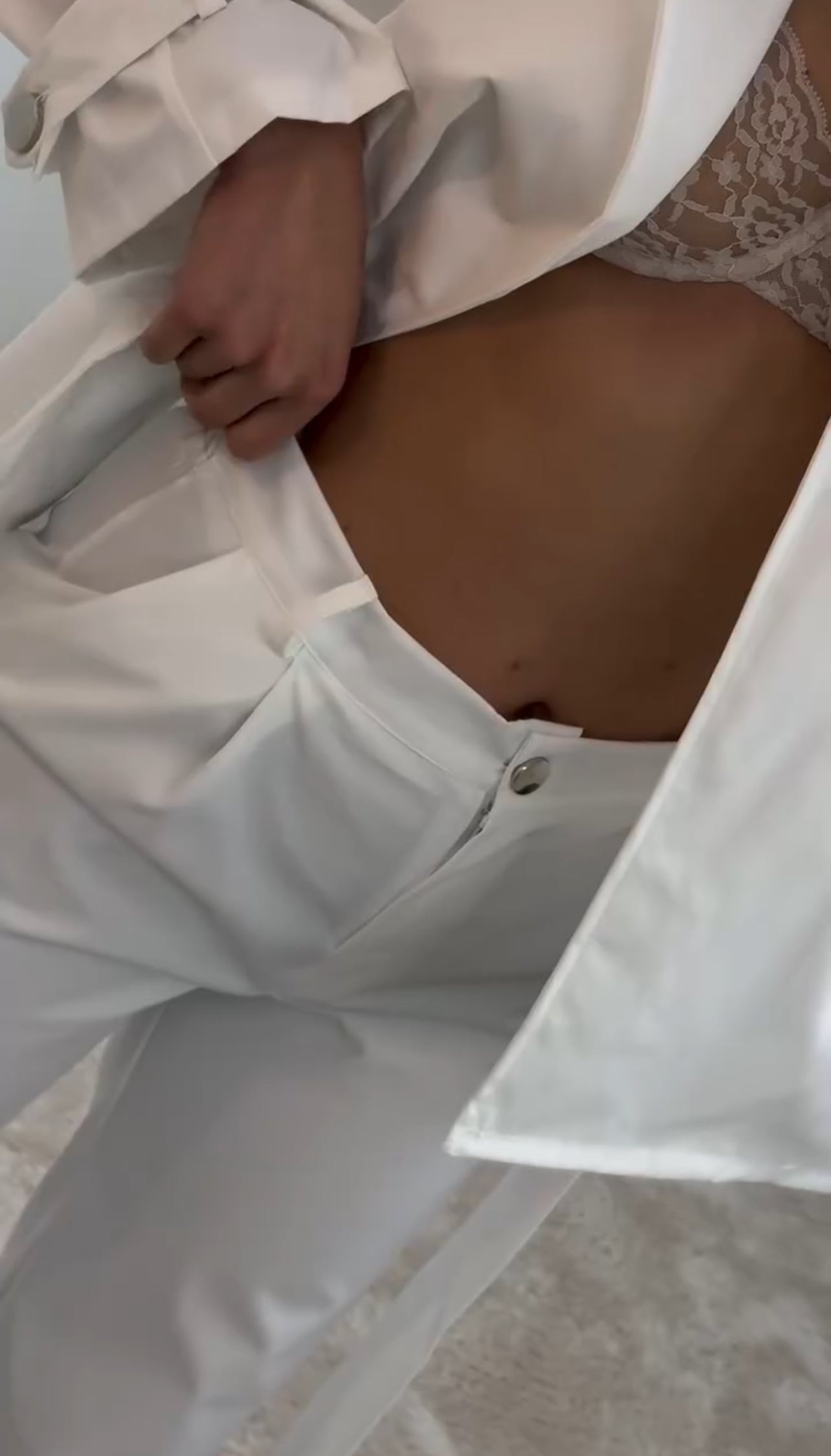 Denim καμπαρντινέ σετ σακάκι με ζώνη και παντελόνι με κουμπί - Λευκό