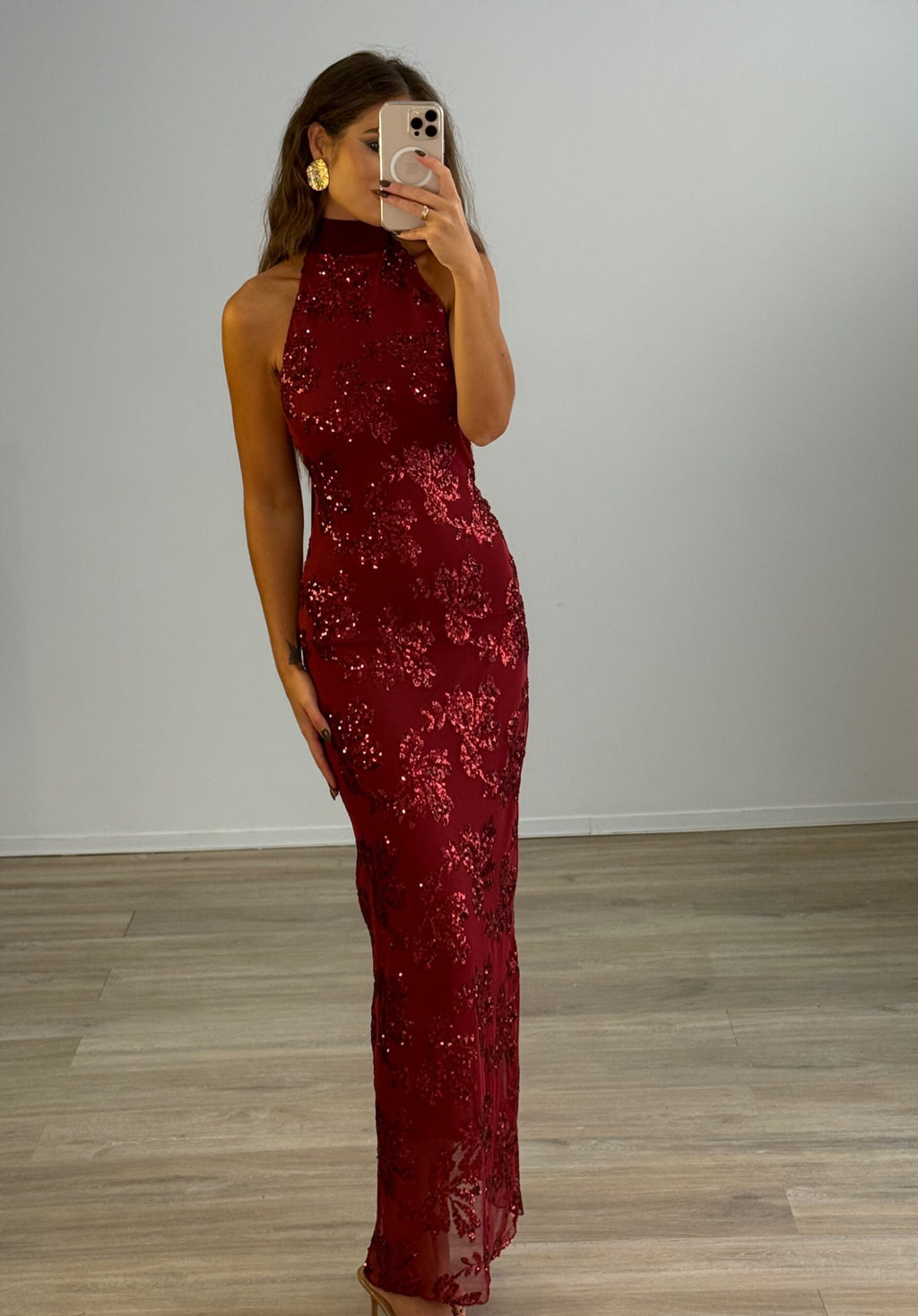 Μάξι εφαρμοστό φόρεμα με λεπτομέρειες από παγιέτα - Μπορντό
