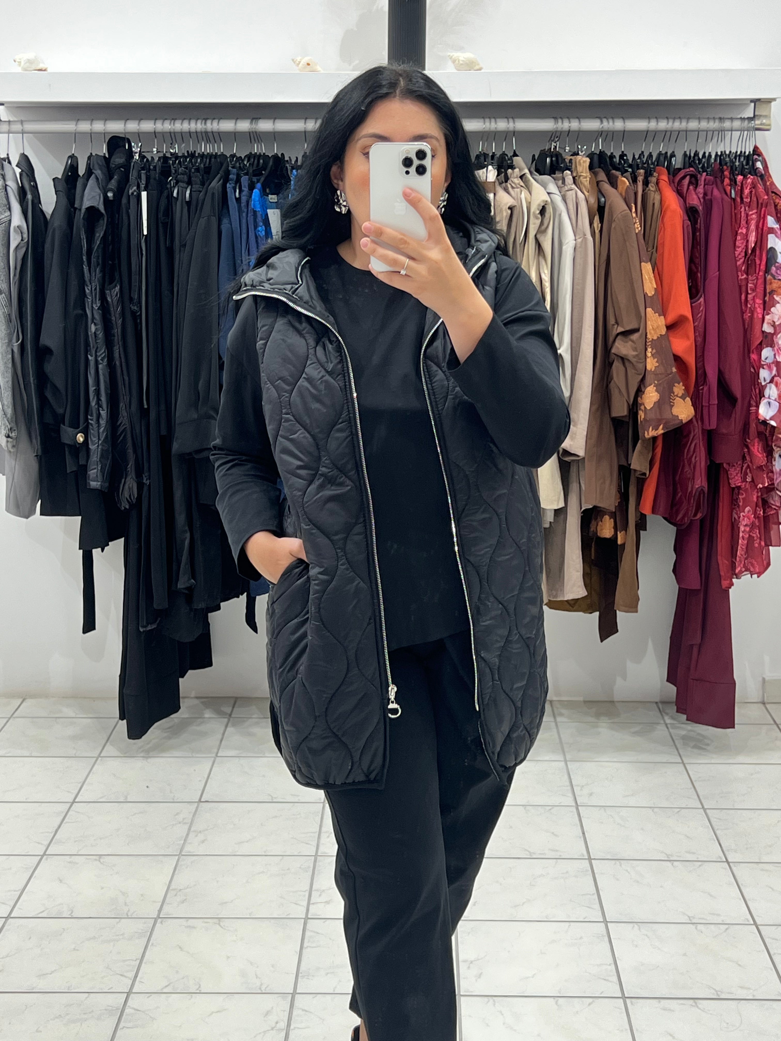 Αμάνικο καπιτονέ jacket με τσέπες και κουκούλα - Μαύρο