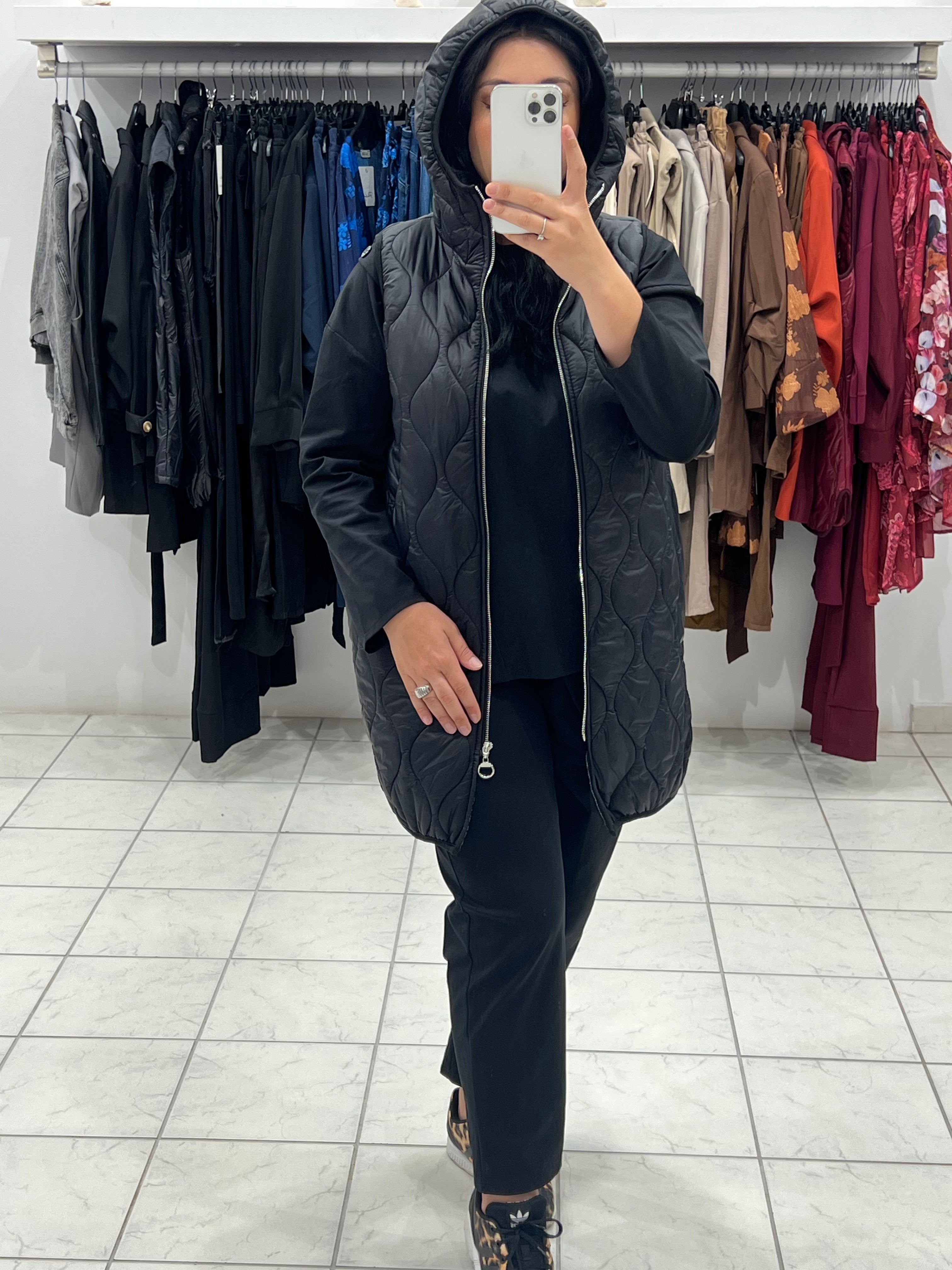 Αμάνικο καπιτονέ jacket με τσέπες και κουκούλα - Μαύρο