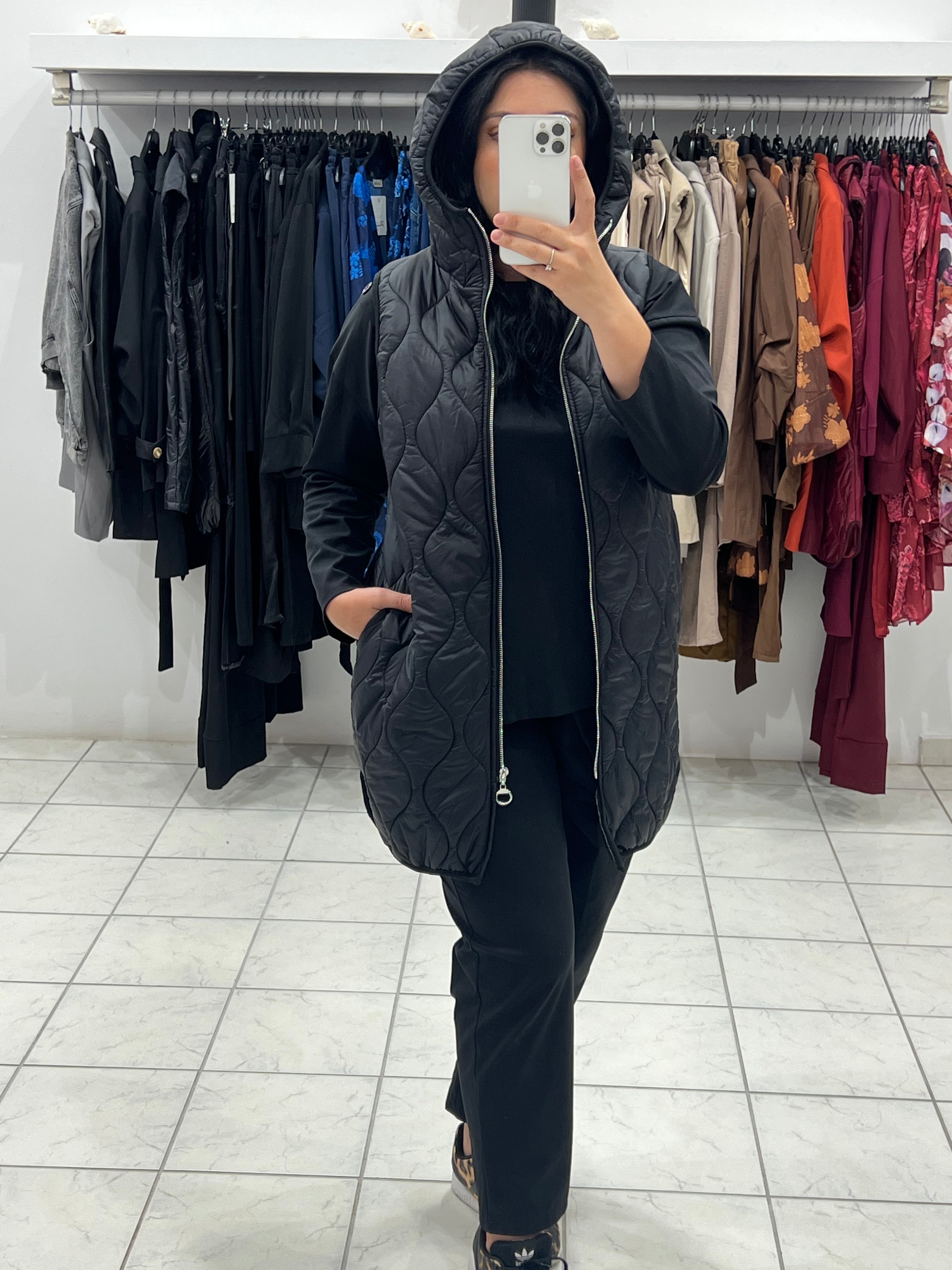 Αμάνικο καπιτονέ jacket με τσέπες και κουκούλα - Μαύρο